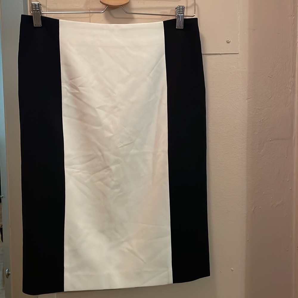 Ann Taylor B/W pencil skirt . Size 6